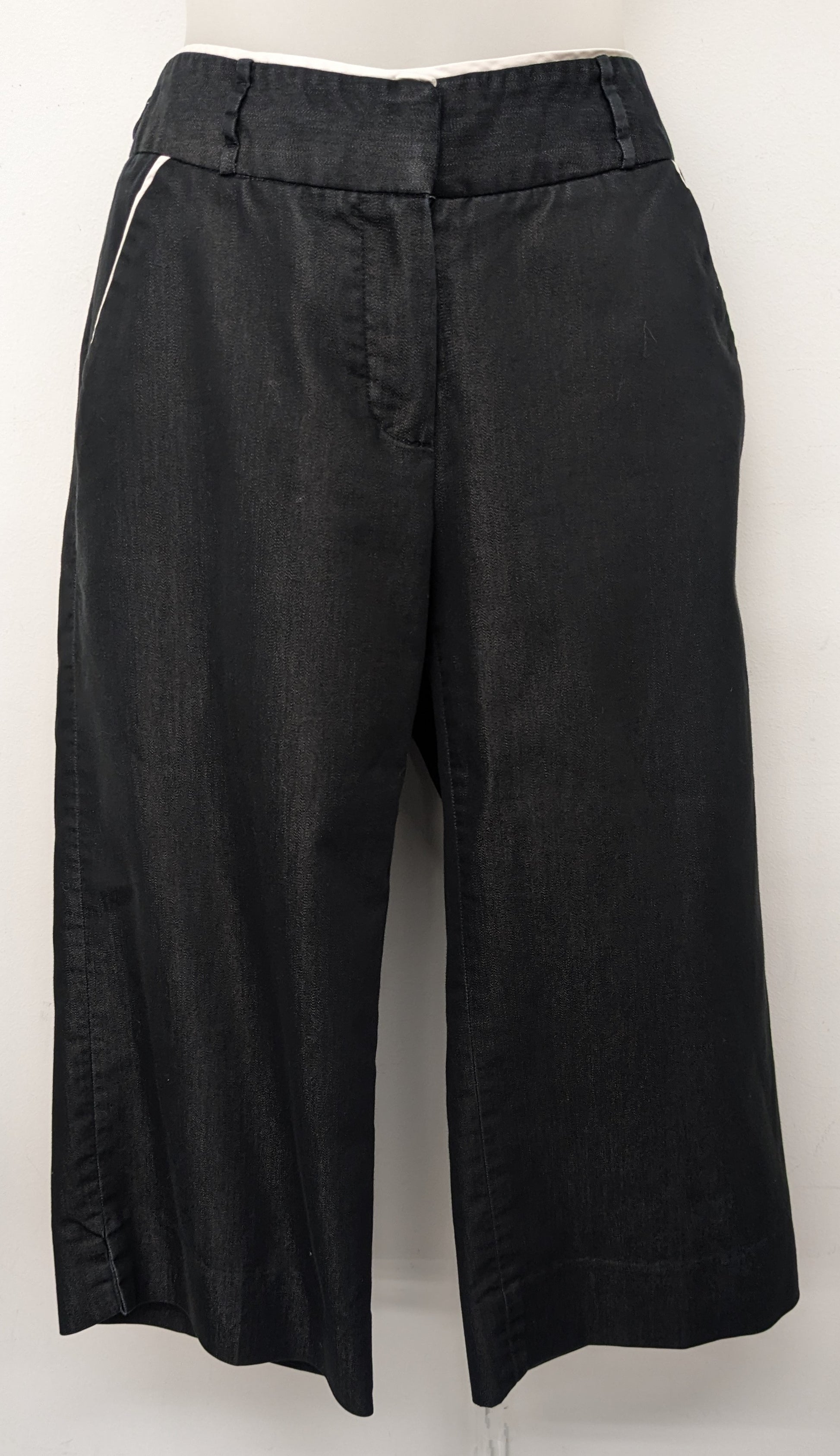 Willi Smith size 4 shiny black capri