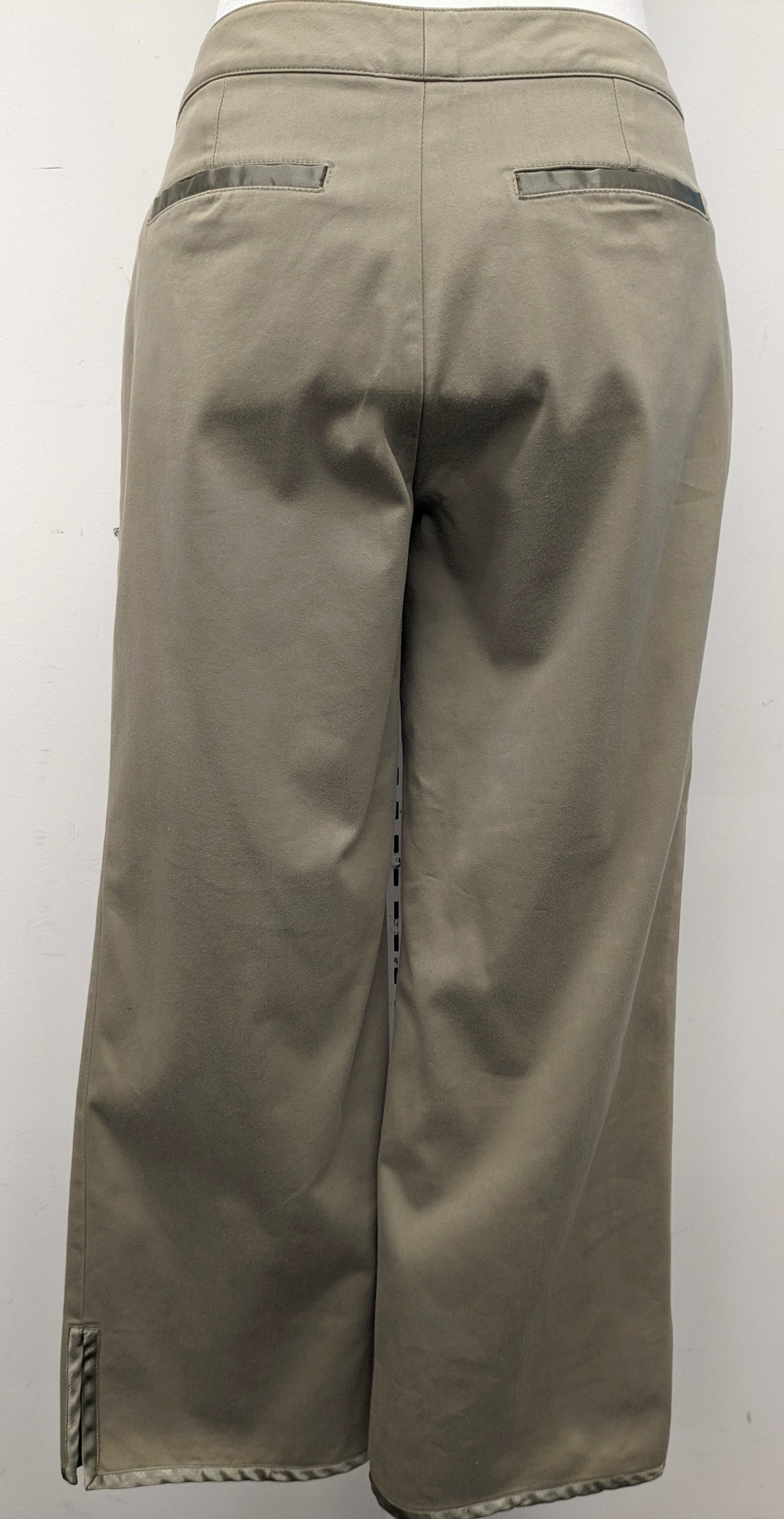 LA Boutique size 6 tan capri