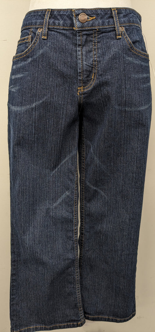 Mossimo size 7 dark denim capri