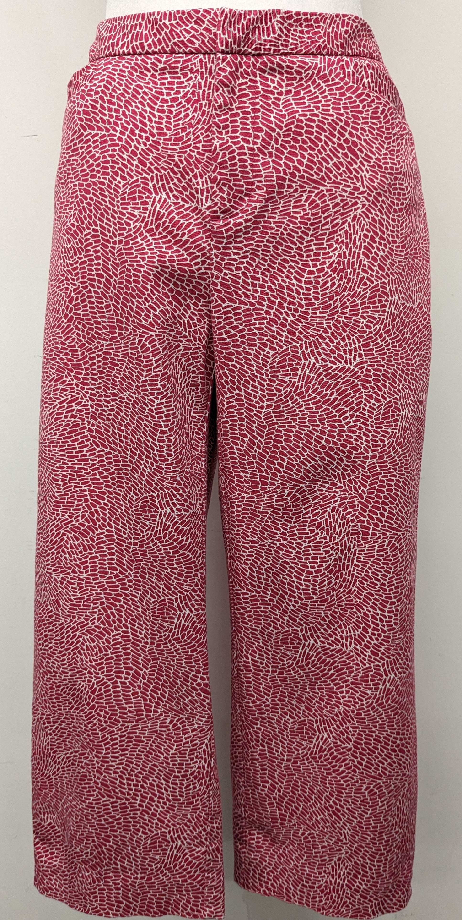 Coldwater Creek size 8 white capri with pink shapes