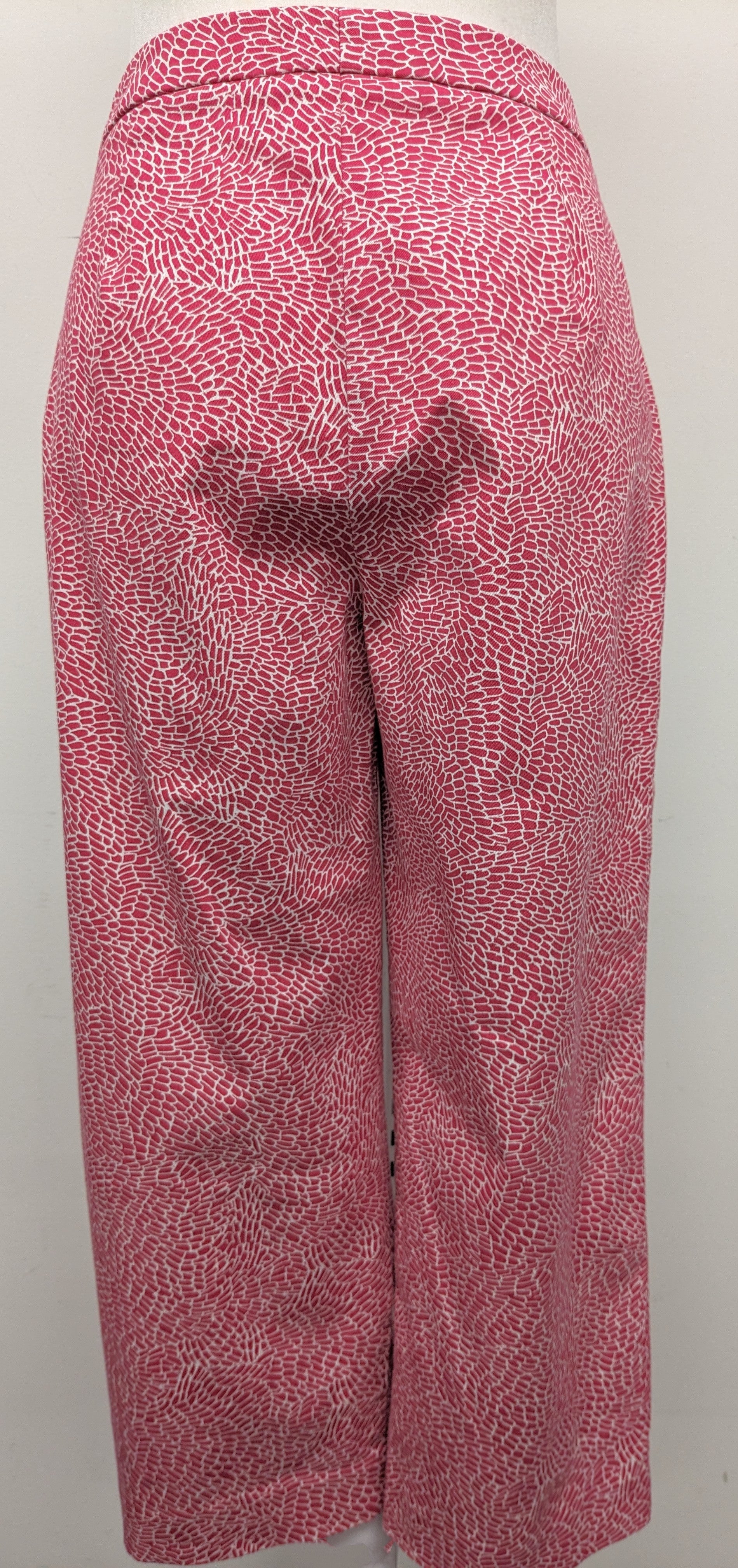 Coldwater Creek size 8 white capri with pink shapes