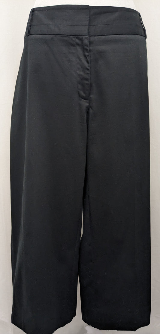 White House Black Market size 12R black capri