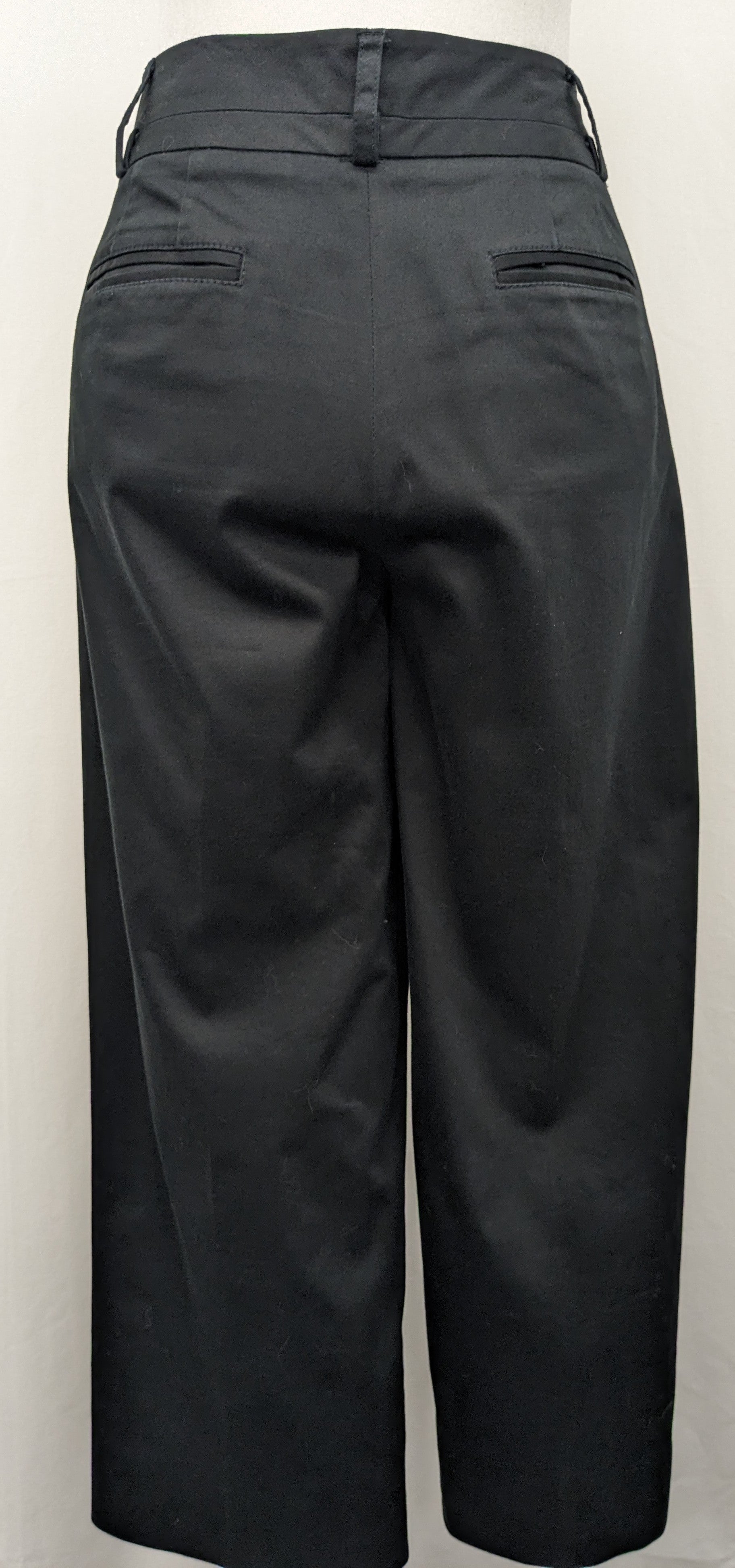 White House Black Market size 12R black capri