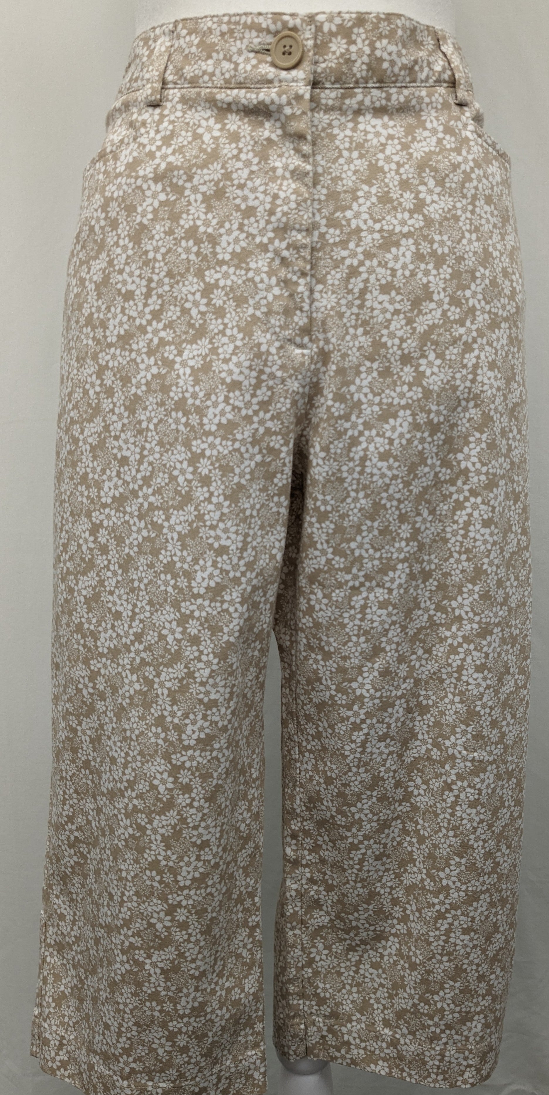 White Stag size 12 tan with white flower capri