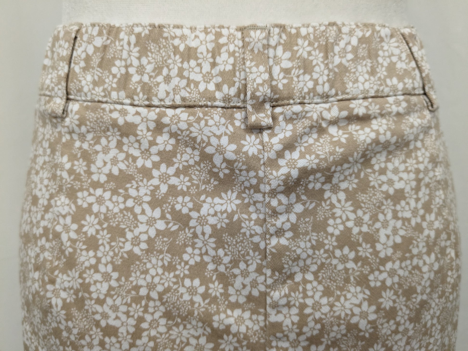 White Stag size 12 tan with white flower capri