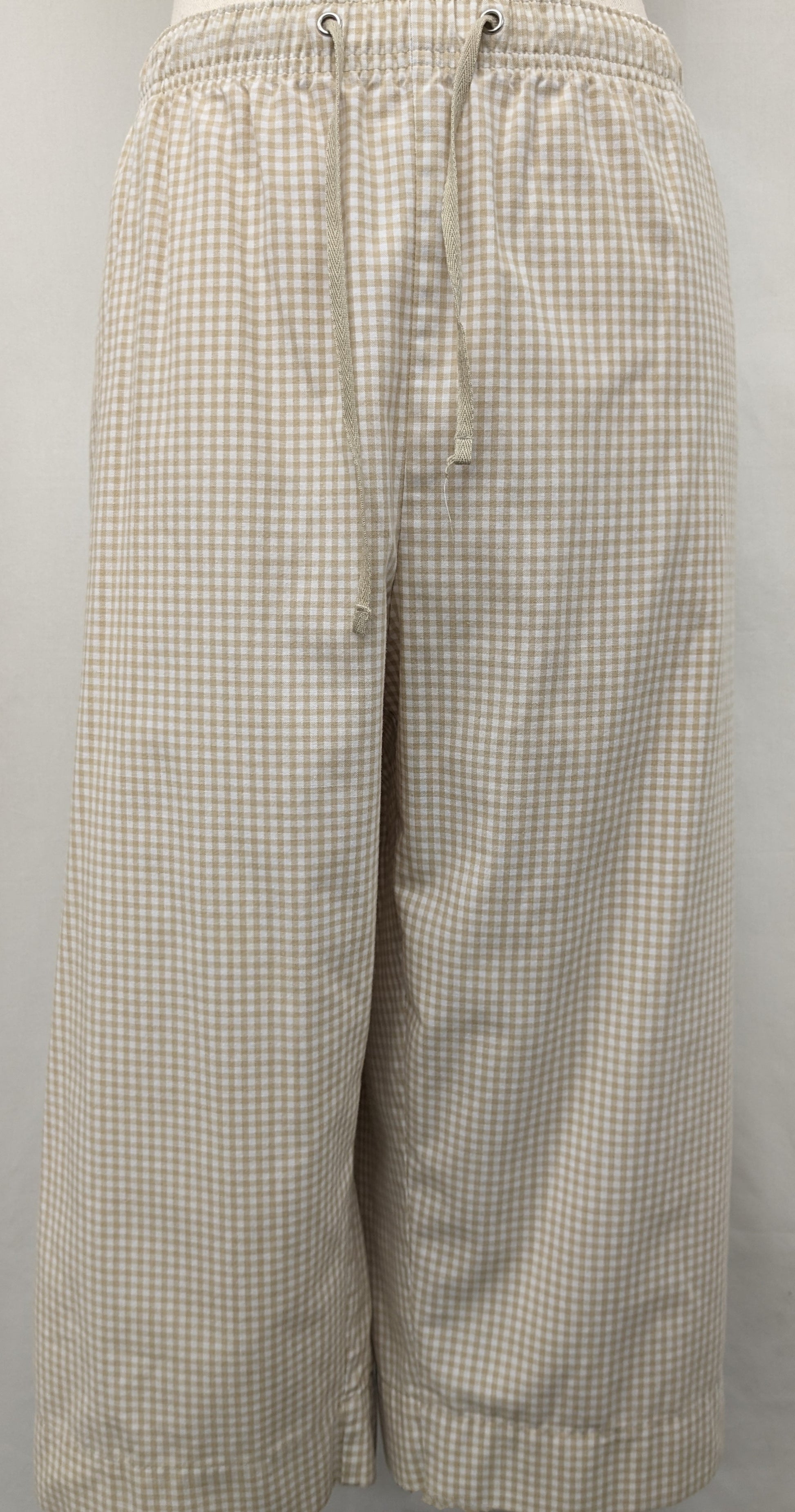 Karen Scott - Sport pull on checkered capri size large