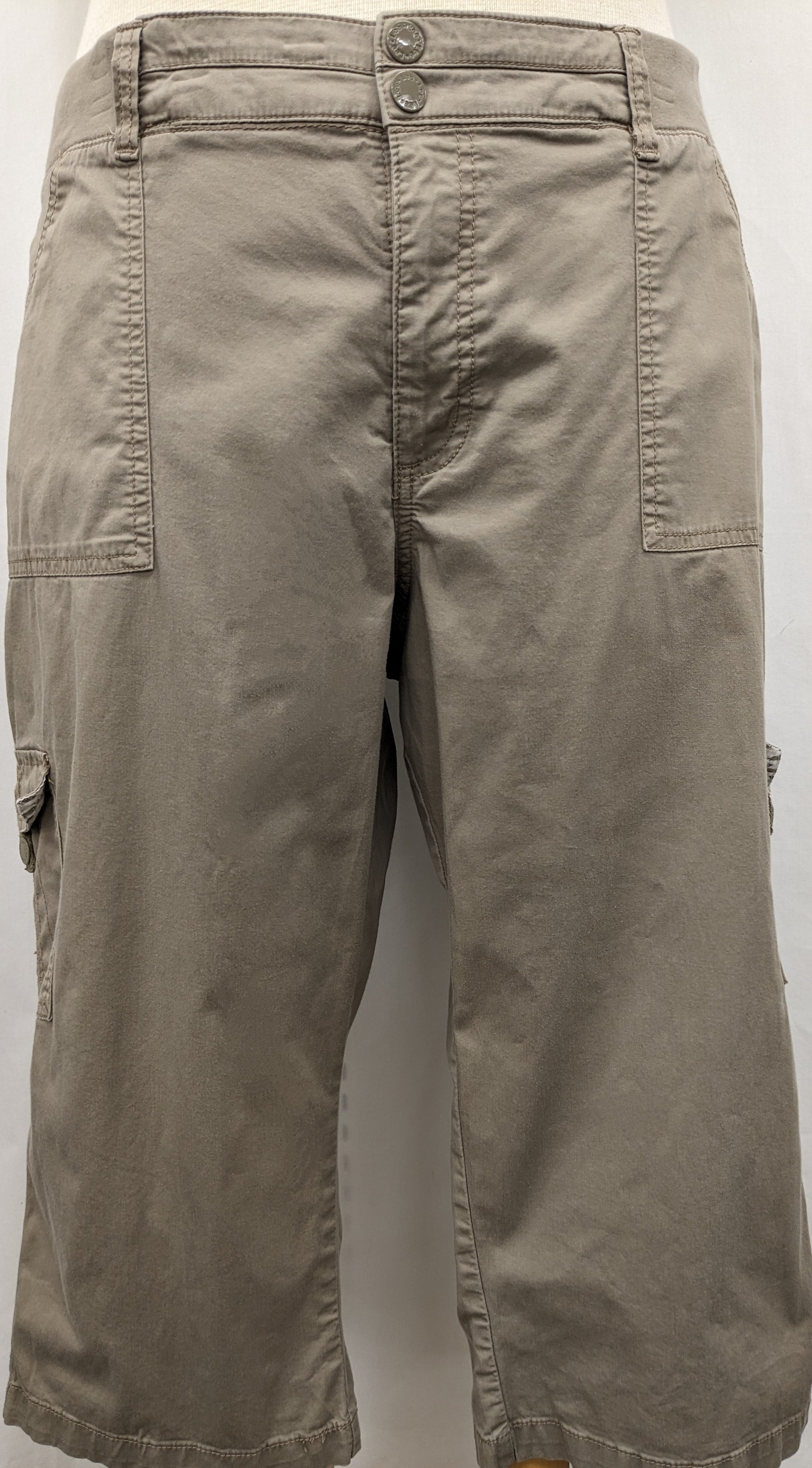 Lee size 24 khaki cargo capri