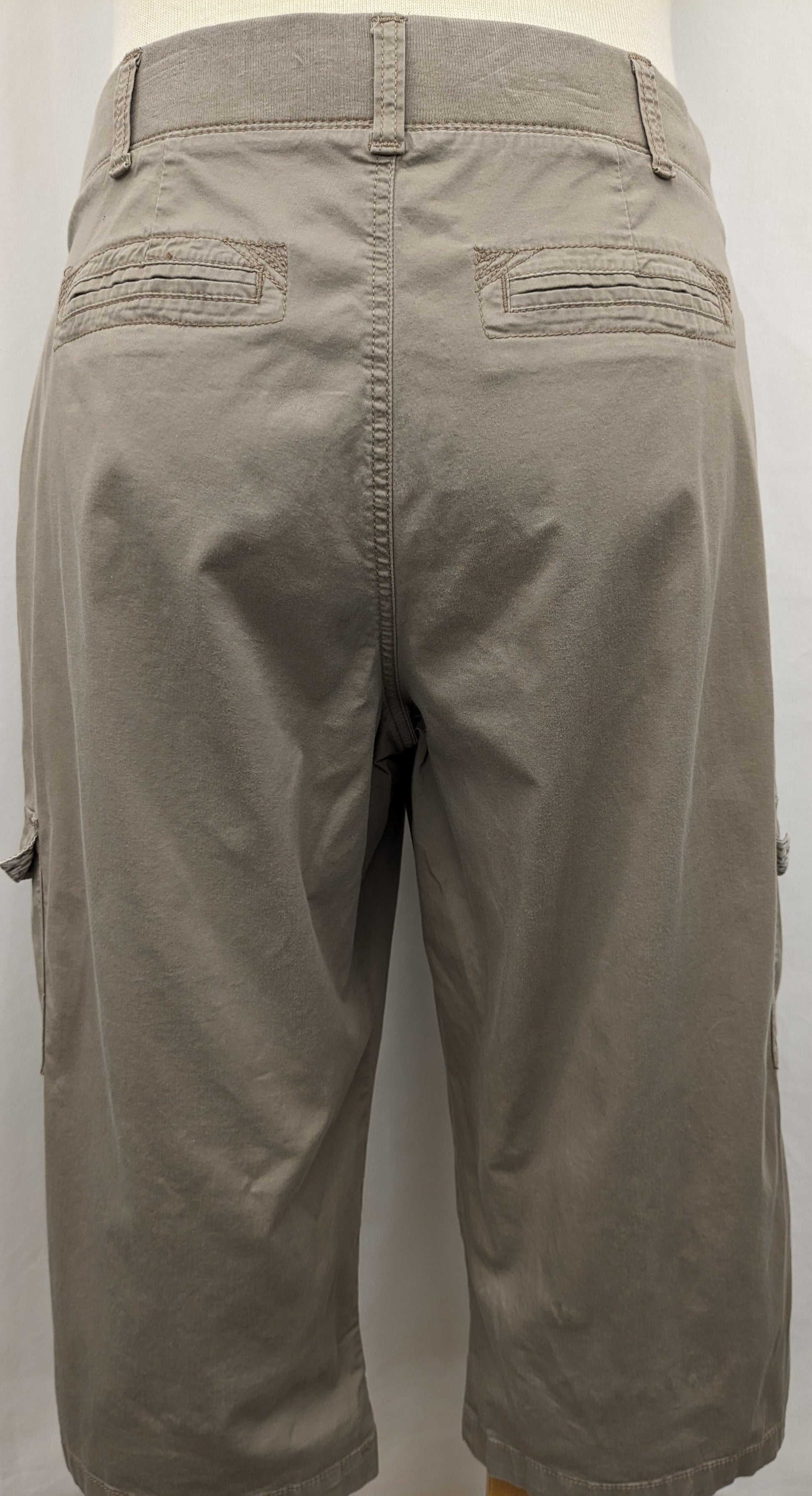 Lee size 24 khaki cargo capri