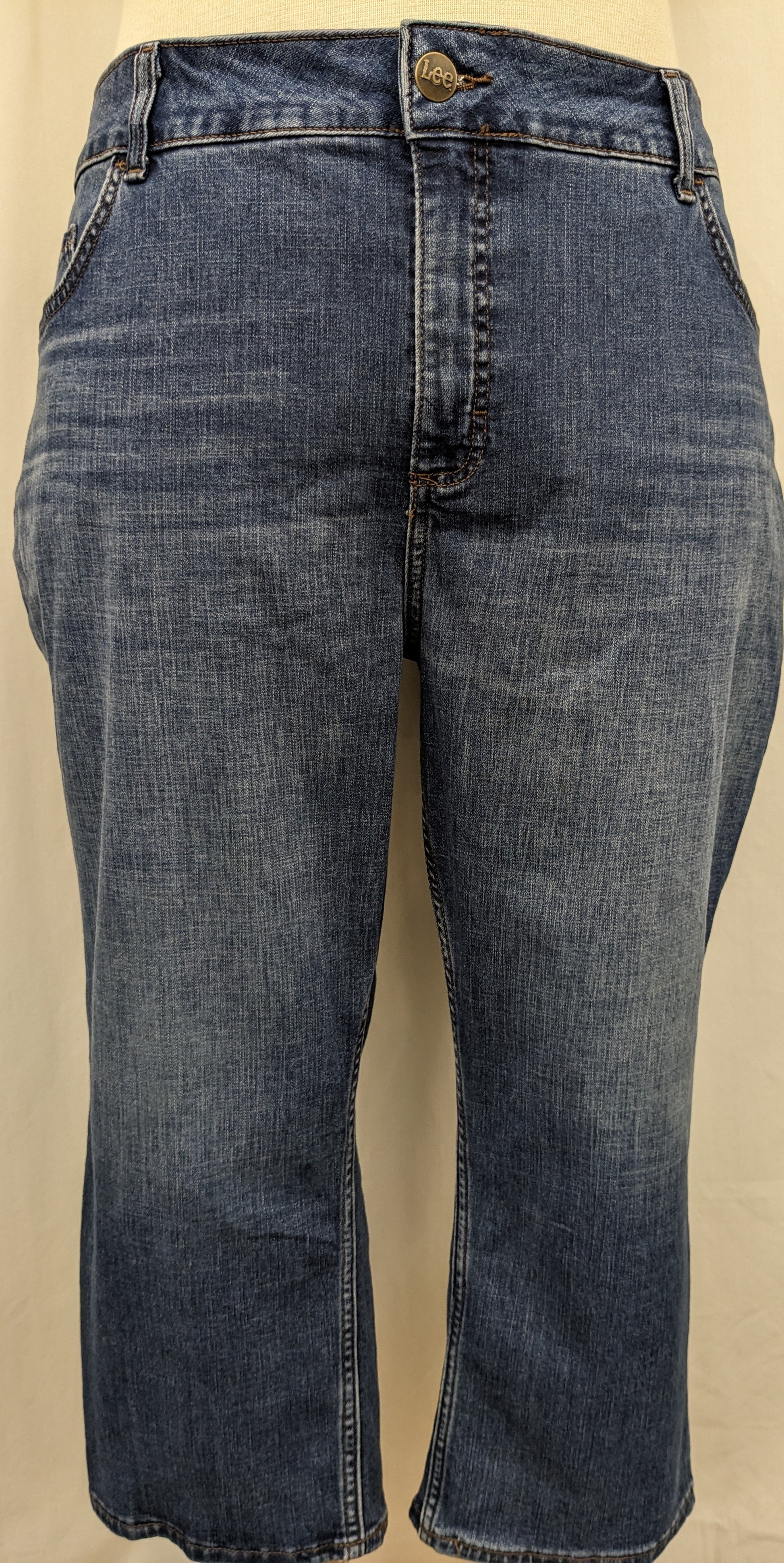 Lee size 24 mid rise denim capri