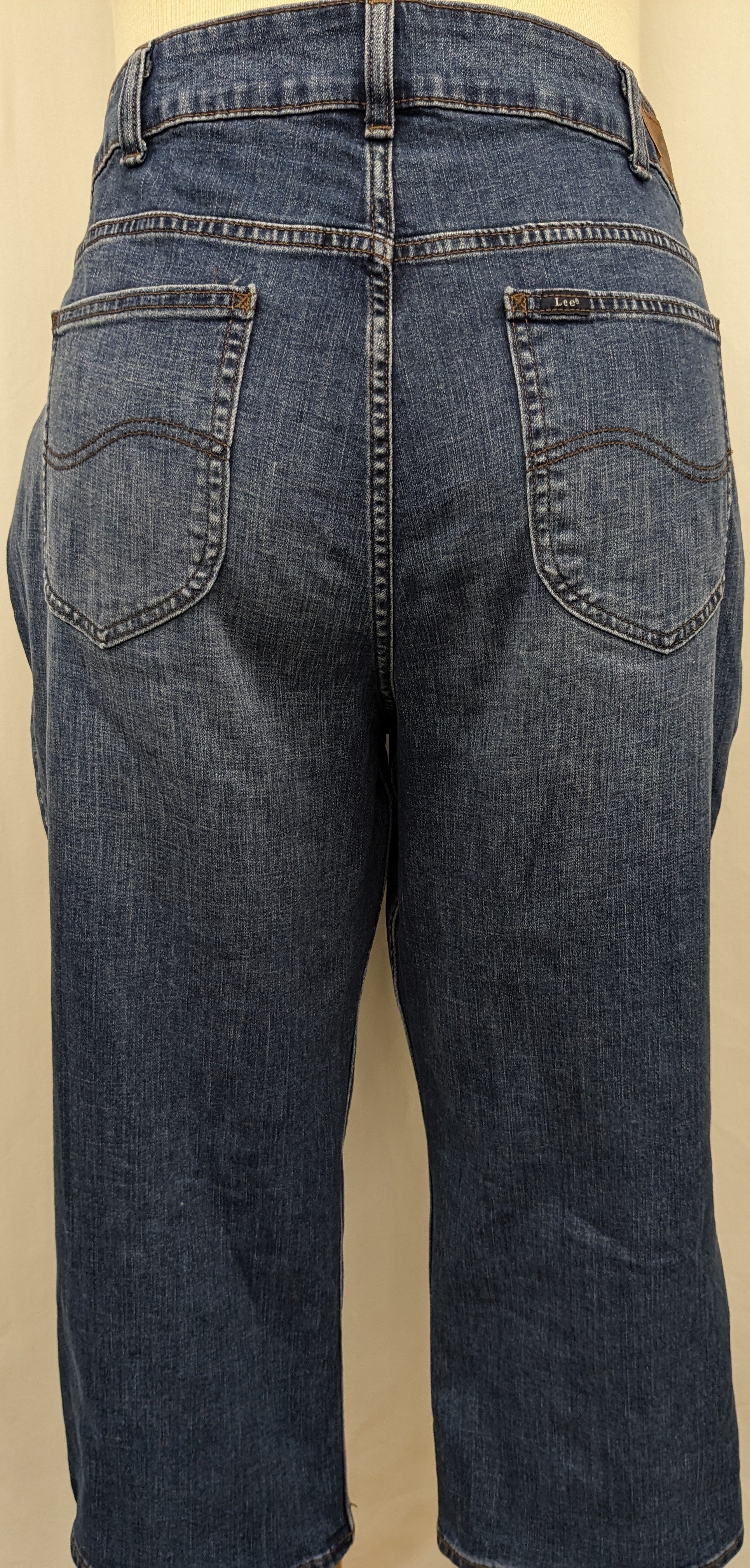 Lee size 24 mid rise denim capri