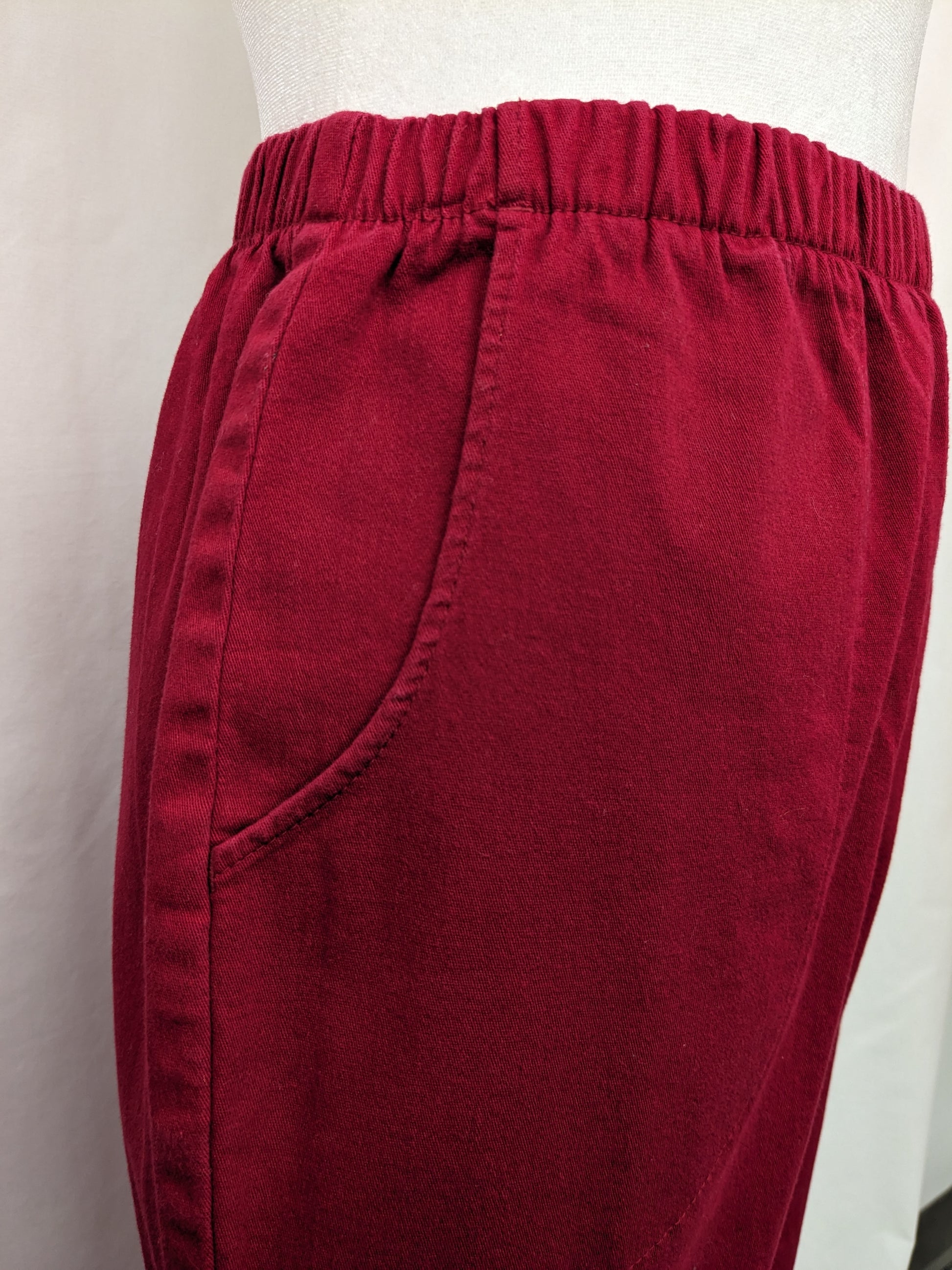 D&Co size XSM pull on red capri