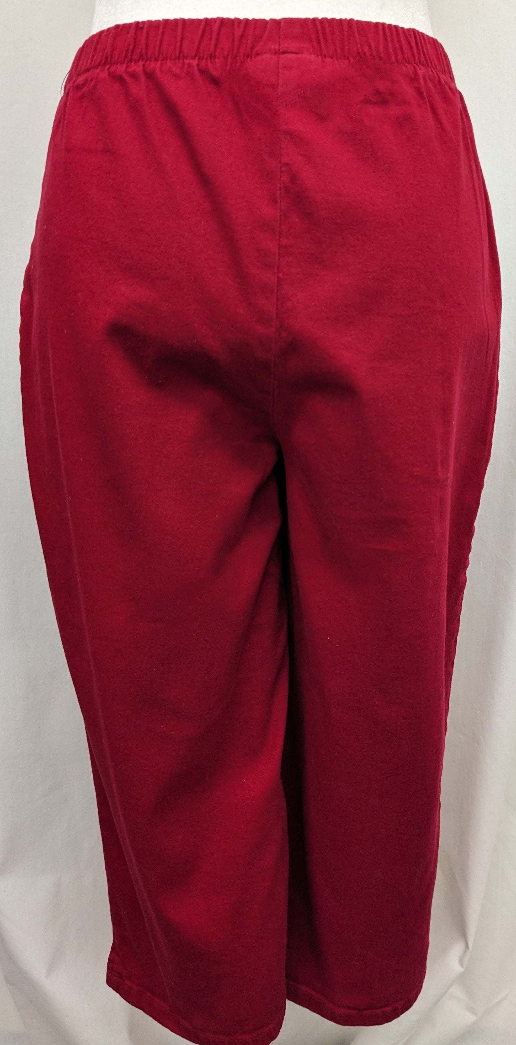 D&Co size XSM pull on red capri