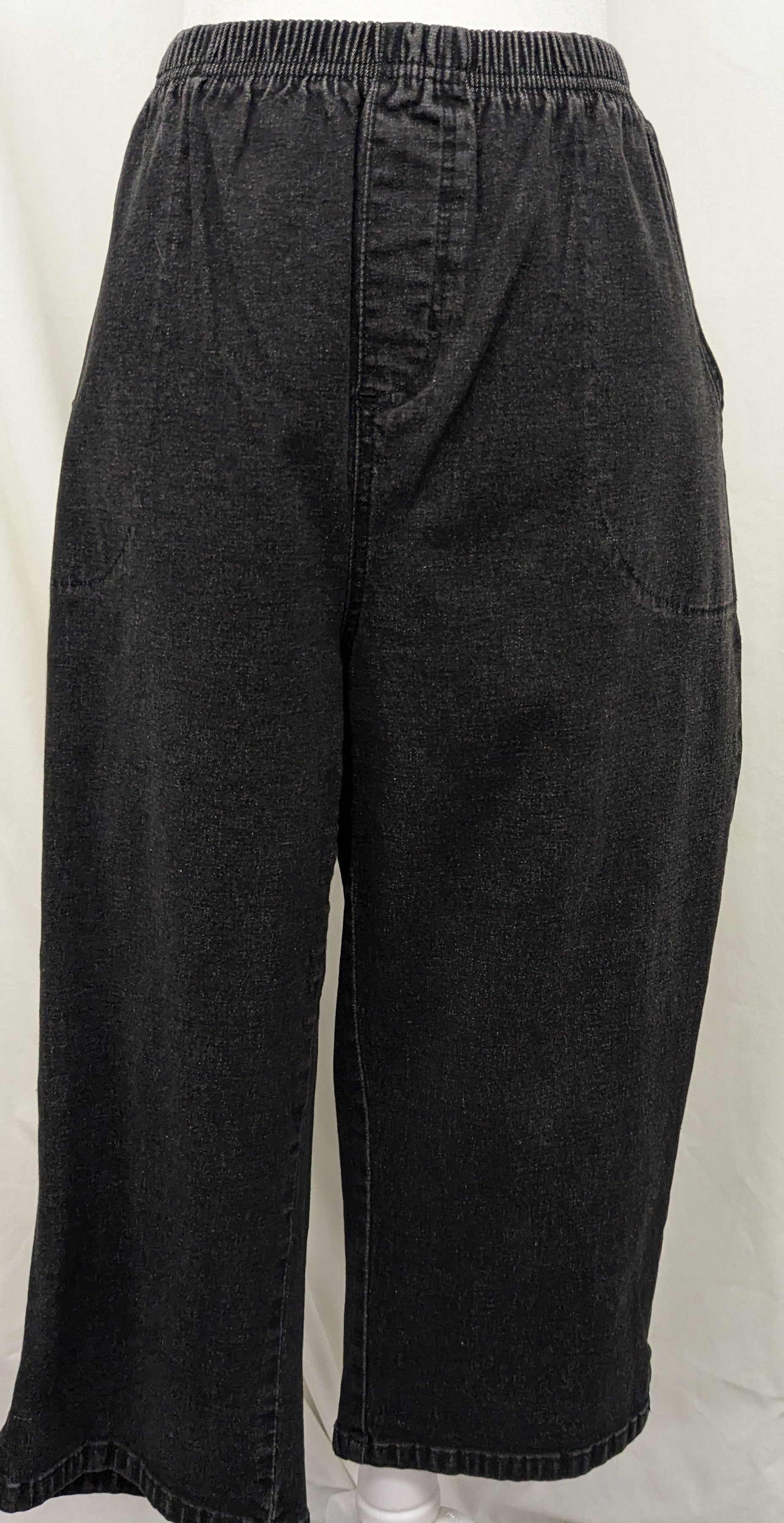 D&Co large elastic waist pull on black denim capri