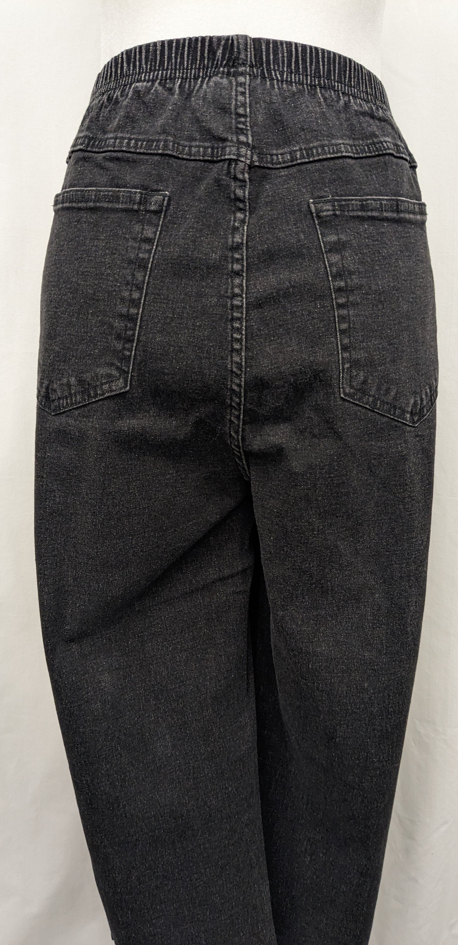 D&Co large elastic waist pull on black denim capri