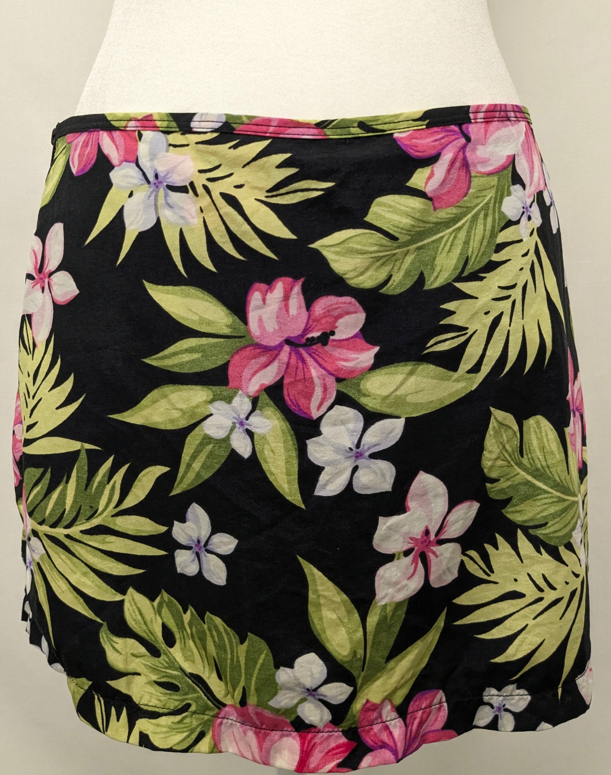 Catalina med. black skort swim cover w/ floral